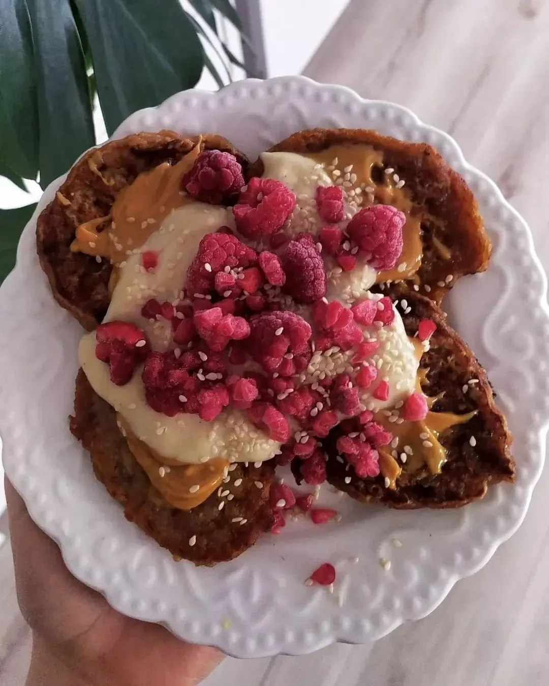 Puszyste wegańskie pancakes z sosem malinowym i śmietaną