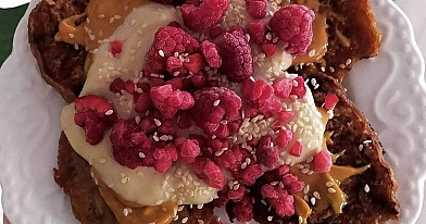 Puszyste wegańskie pancakes z sosem malinowym i śmietaną