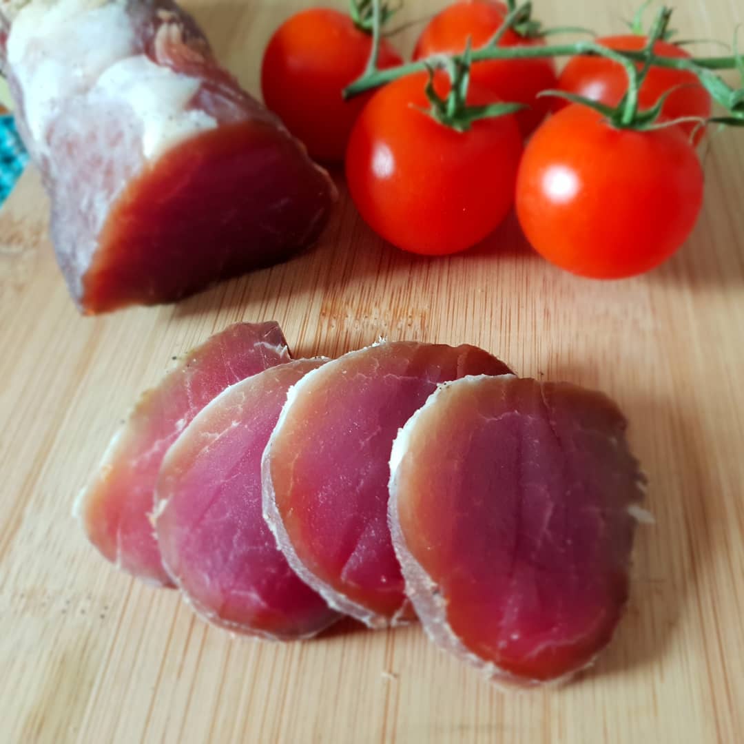 Vytinta kiaulienos nugarinė namuose, pjaustoma plonais griežinėliais