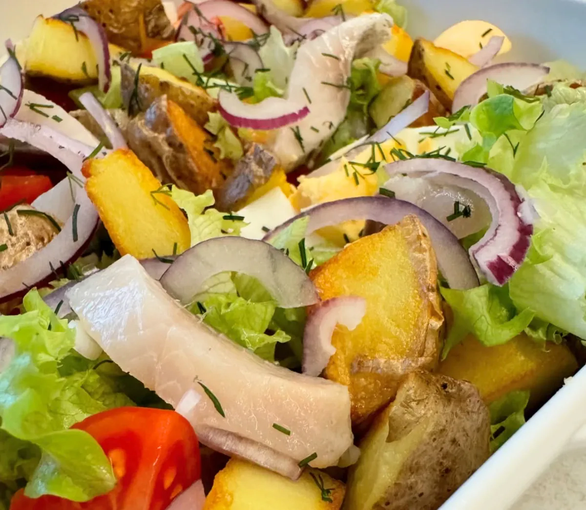 Silkės salotos su keptomis bulvytėmis