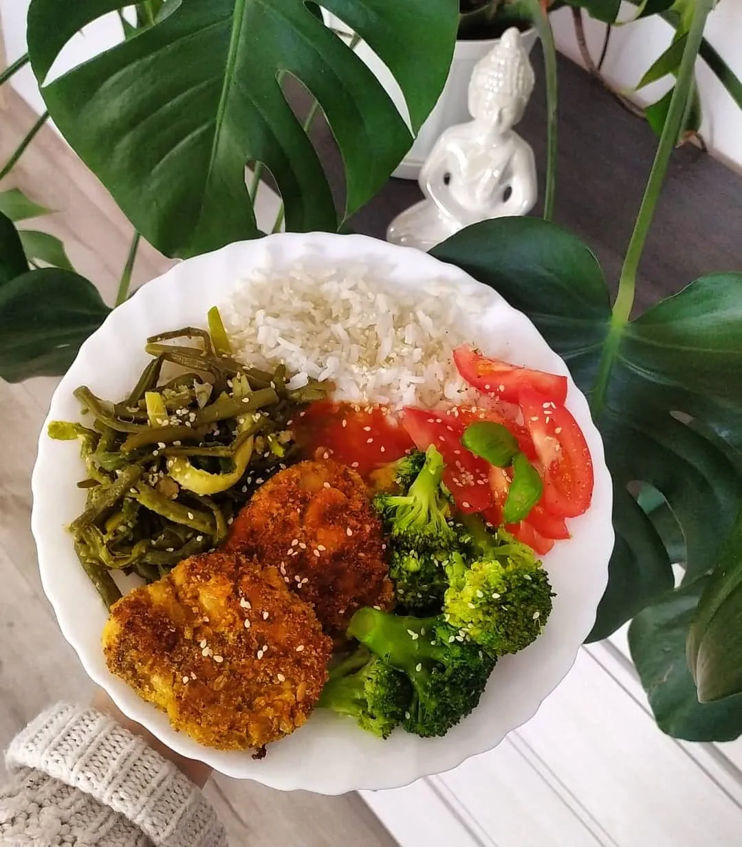 Kotlety z fasoli i marchewki z ryżem, brokułami i sosem sweet chilli