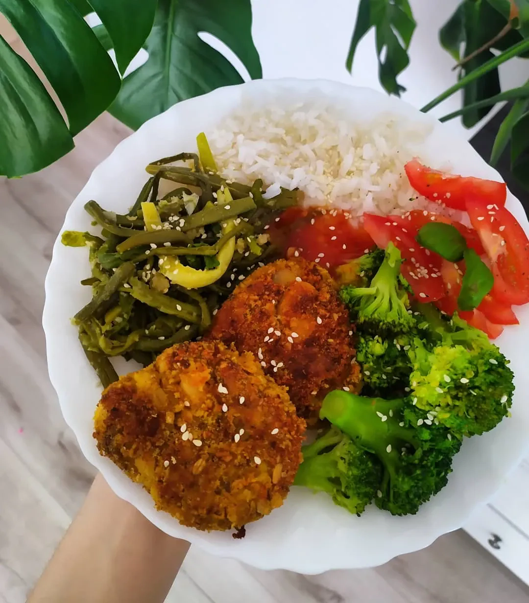 Kotlety z fasoli i marchewki z ryżem, brokułami i sosem sweet chilli