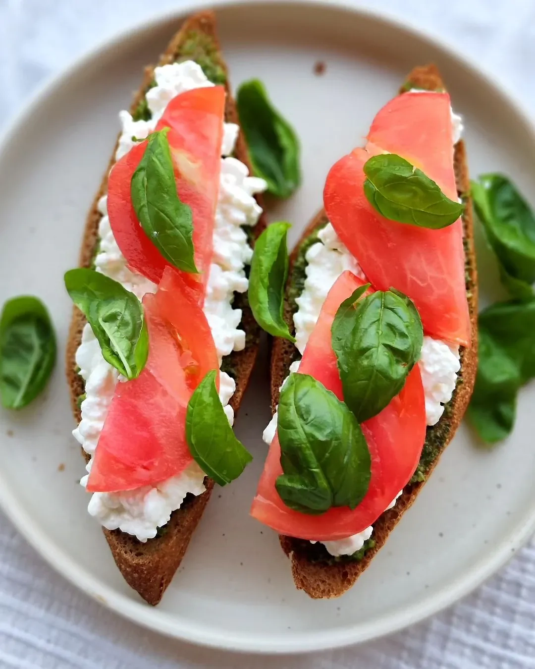 Skrebučiai su grūdėta varške ir pomidorais