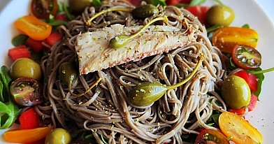 Soba makaronų salotos su skumbre