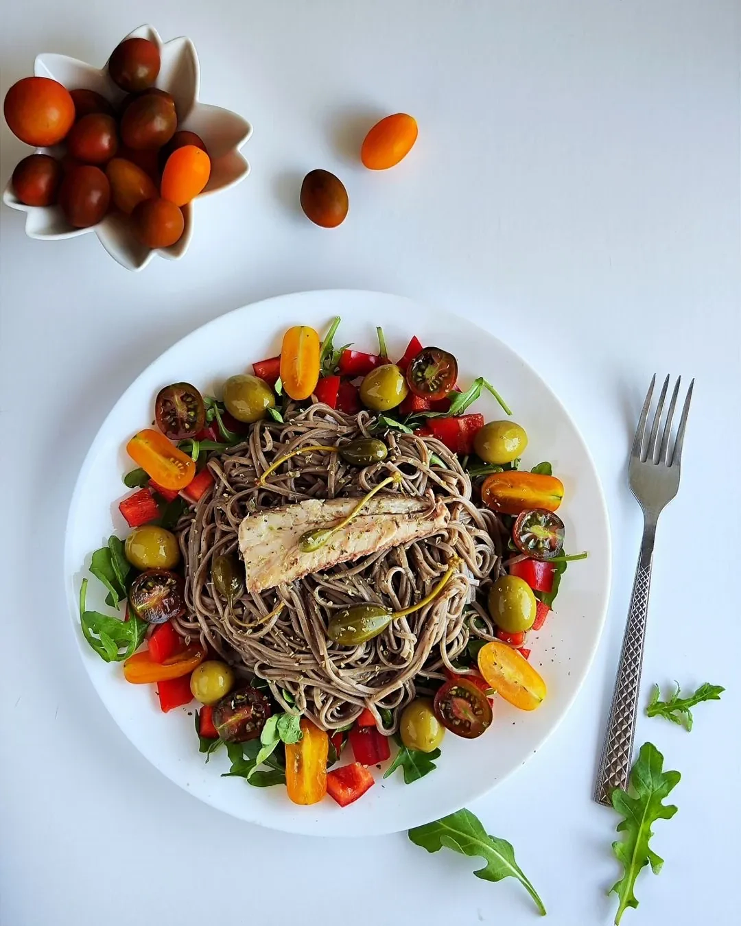 Soba makaronų salotos su skumbre