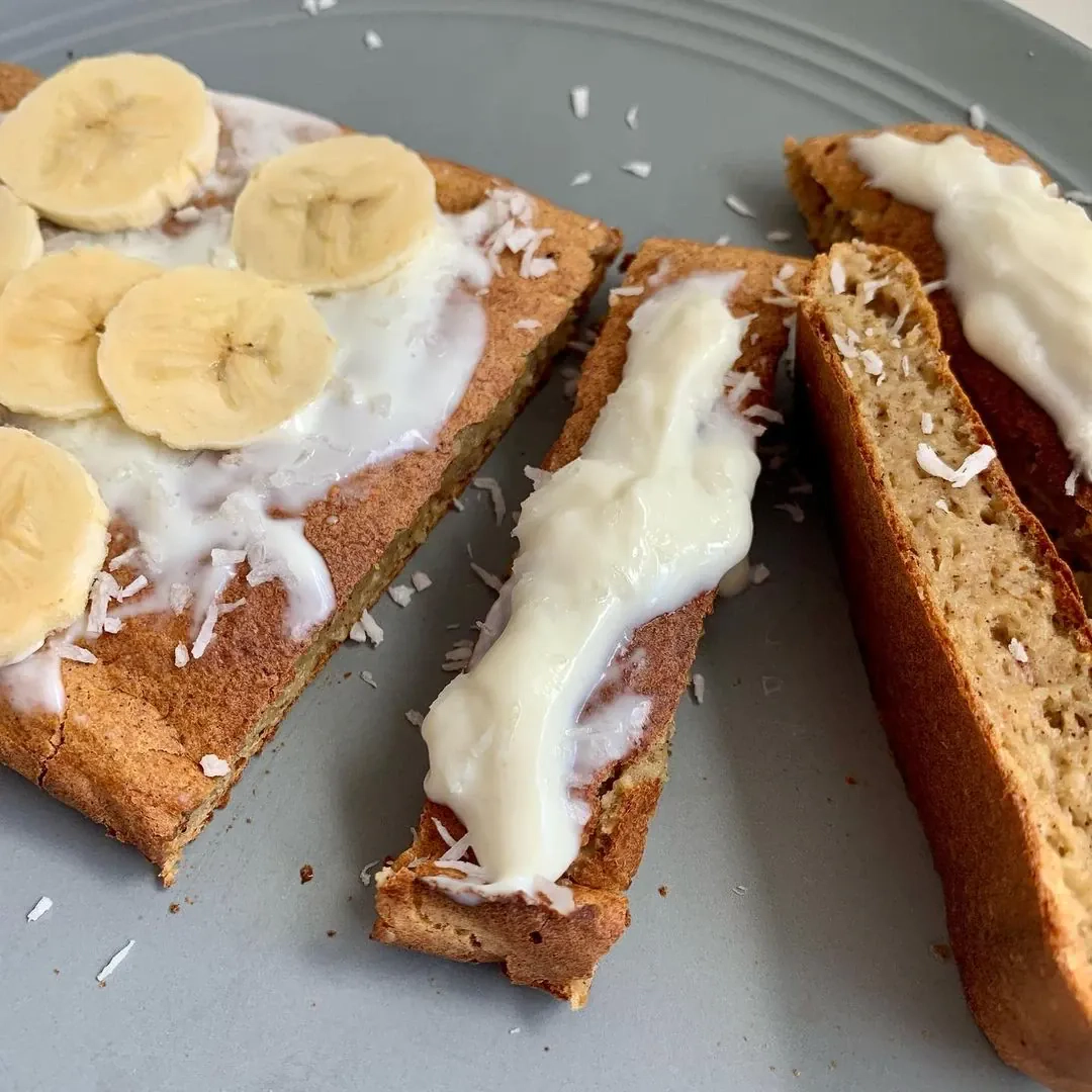 Chlebek bananowy z jogurtem i płatkami owsianymi Chlebek bananowy z jogurtem i płatkami owsianymi