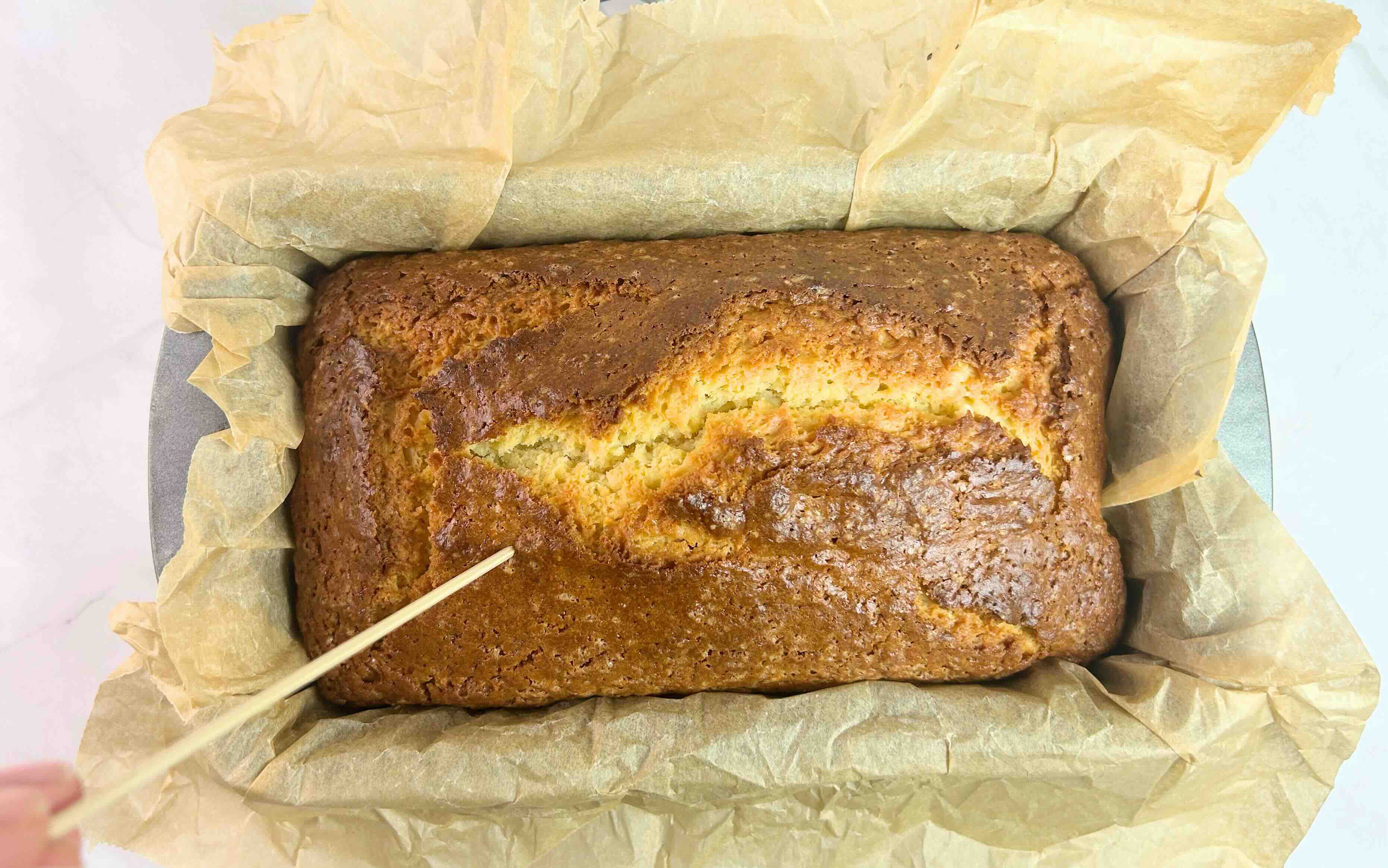 keksą subadyti mediniu iešmeliu