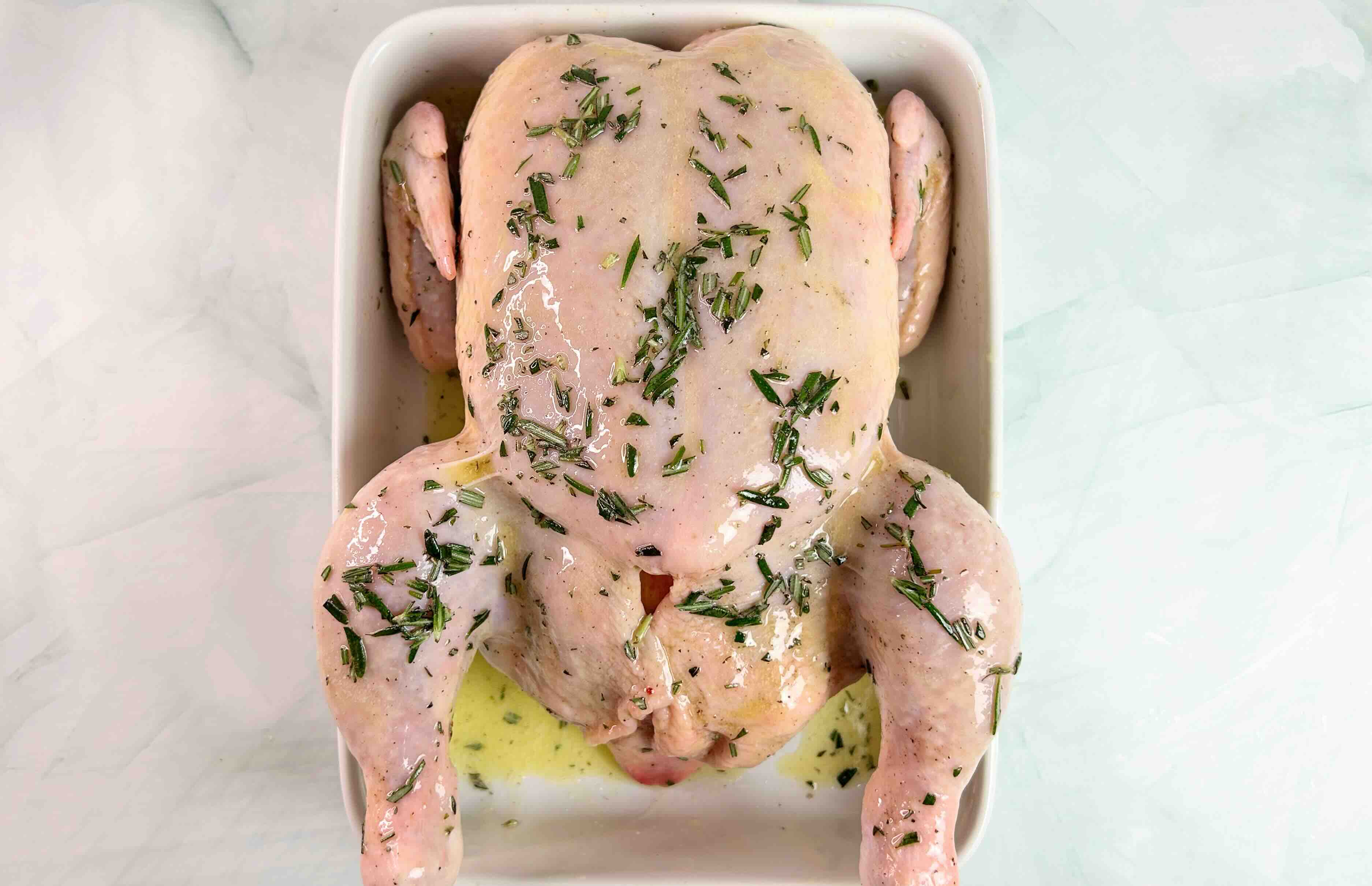 paruošta kepimui višta