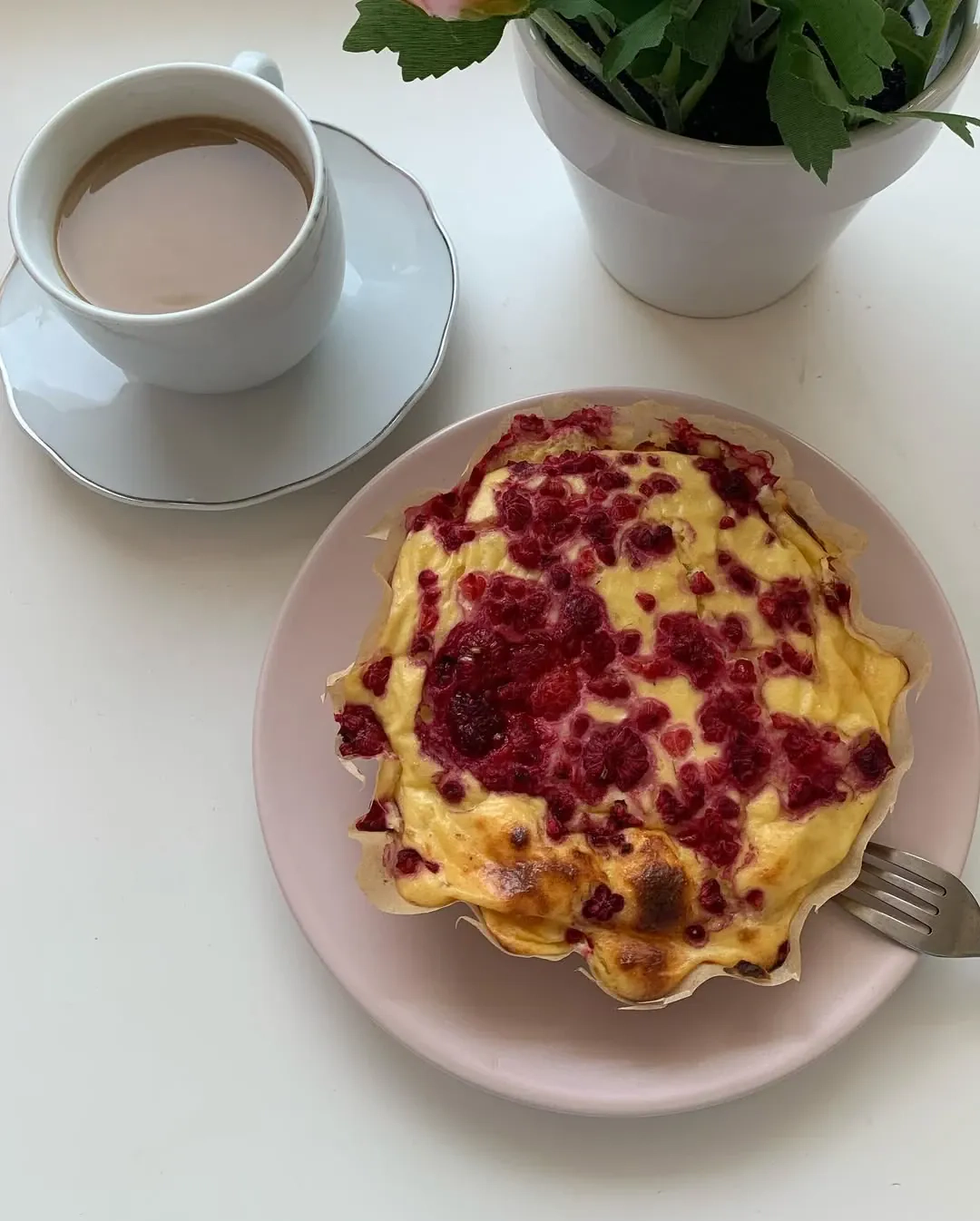 Sernik z malinami: puszysty deser z owocami