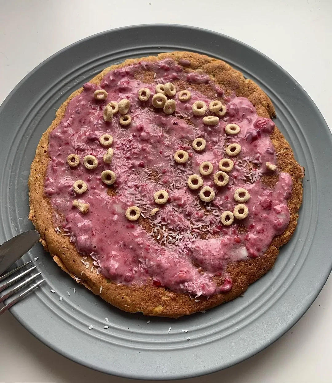 Omlet szarlotkowy z malinową polewą
