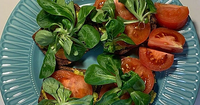 Kanapki z awokado, pomidorem i roszponką na ciemnym pieczywie