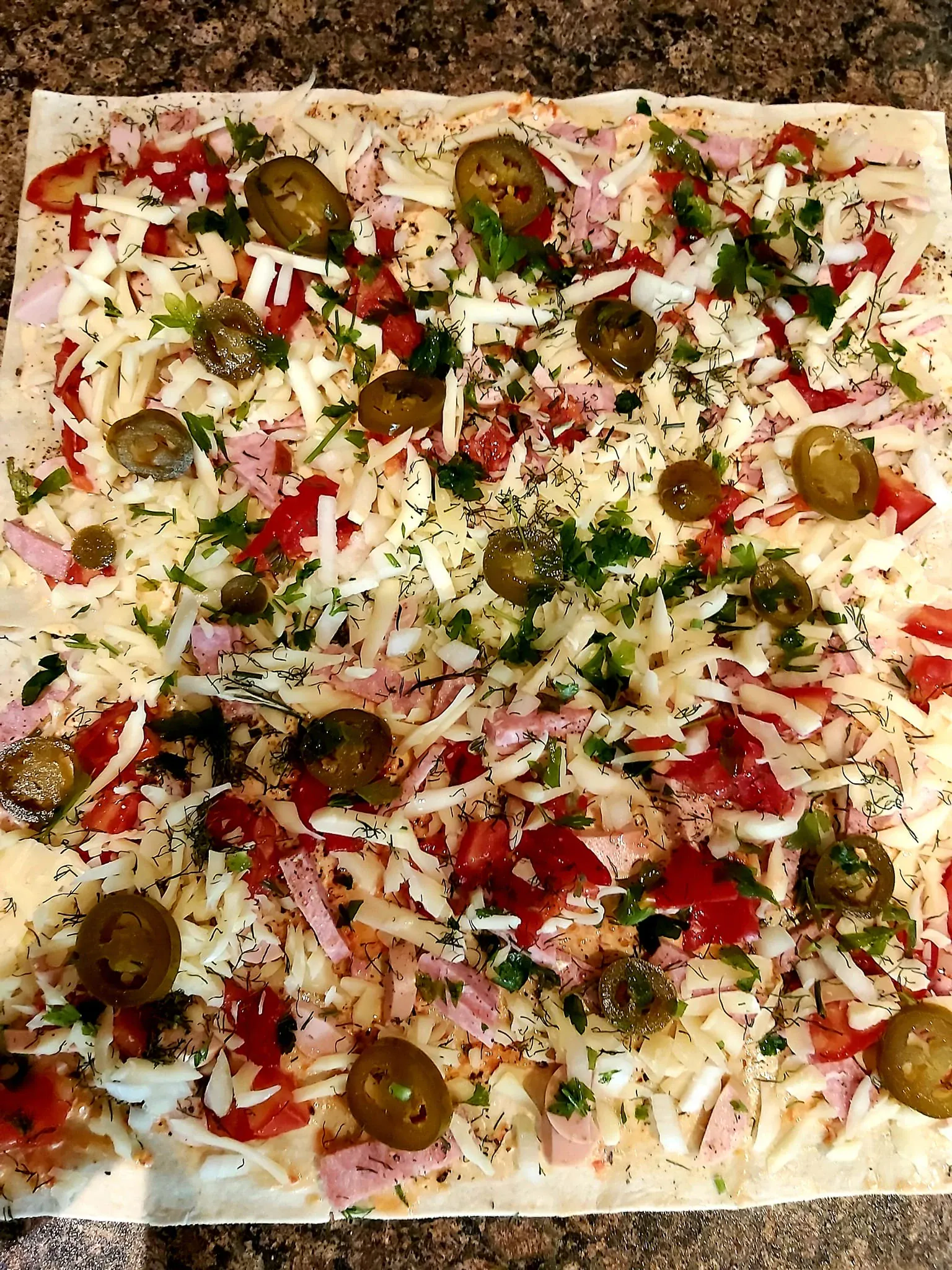 Pikantiški lavašo suktinukai su rūkyta dešra ir sūriu