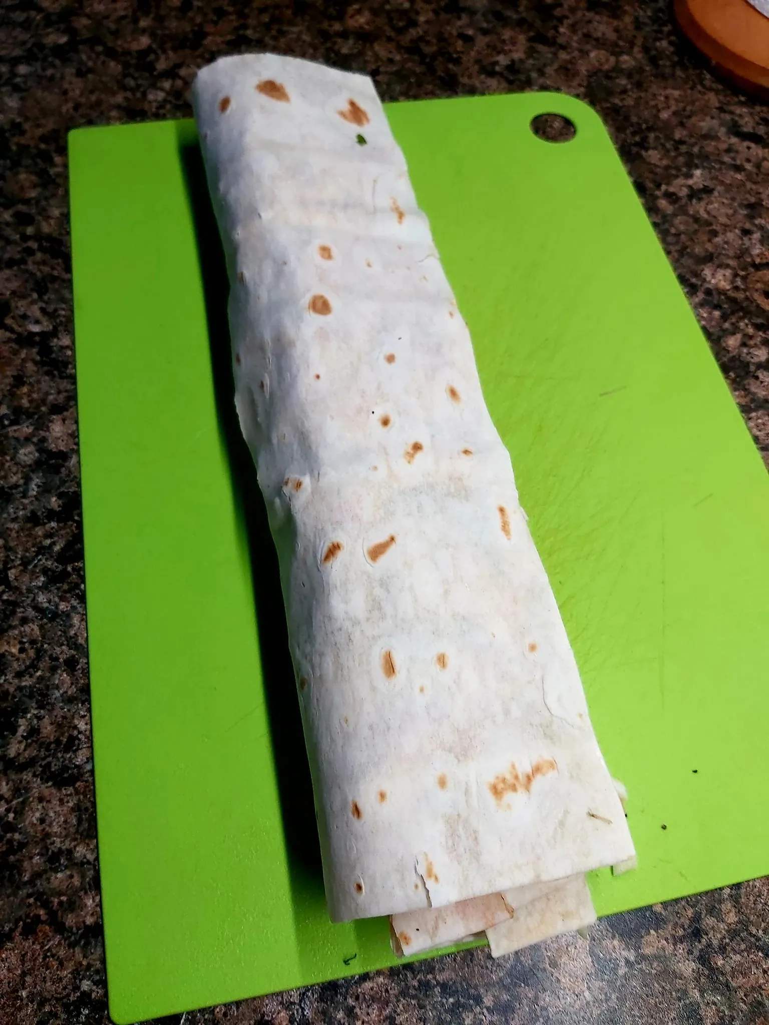 Pikantiški lavašo suktinukai su rūkyta dešra ir sūriu