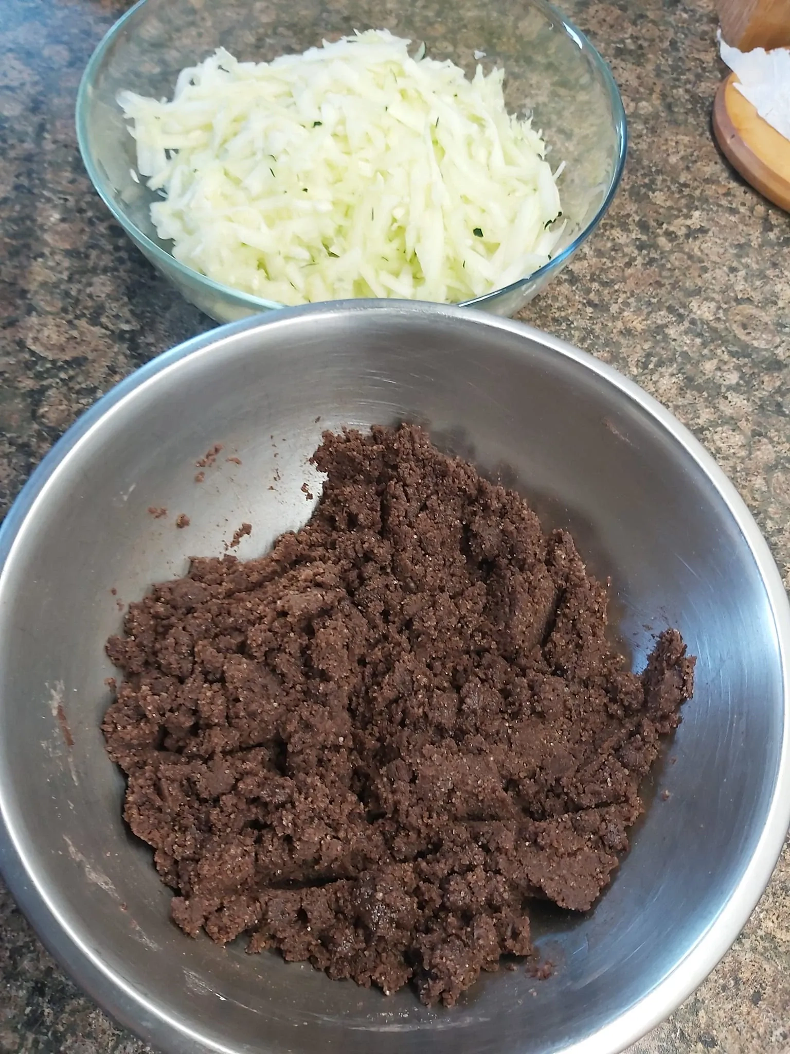 Cukinijų braunis: drėgnas ir šokoladinis desertas su kokosų aliejumi