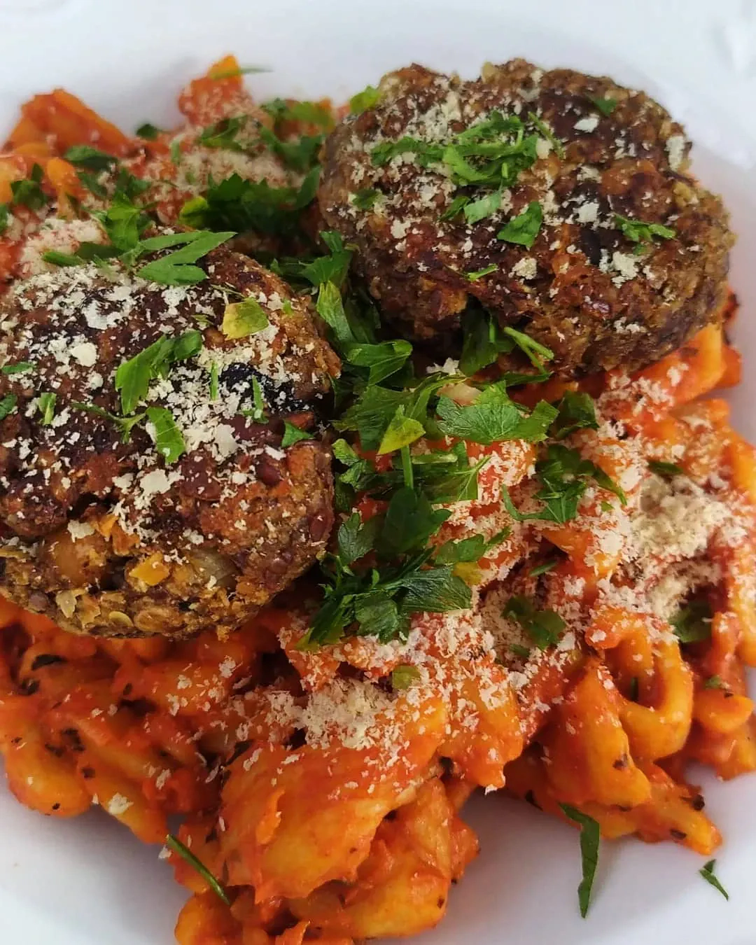 Makaron z sosem pomidorowym i klopsikami z ciecierzycy