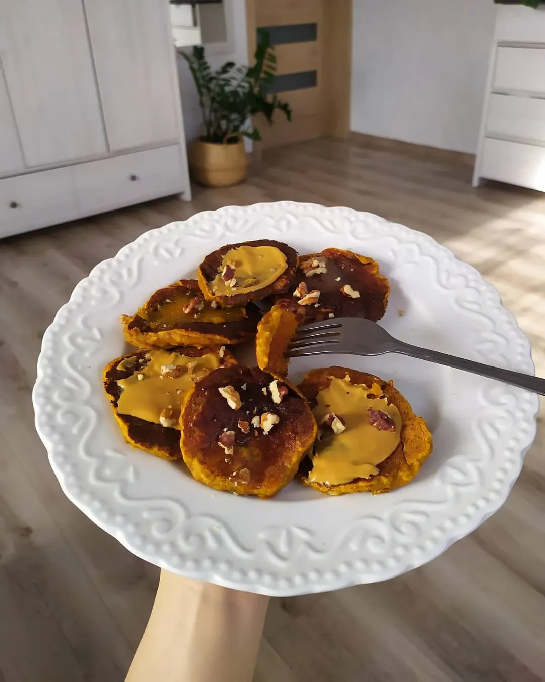 Puszyste pancakes dyniowe z cynamonem i bananem