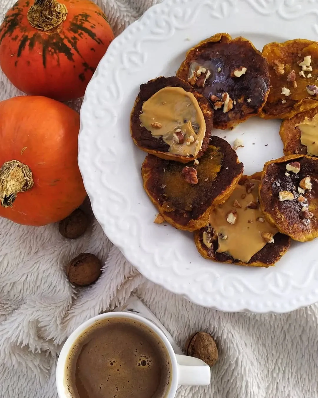 Puszyste pancakes dyniowe z cynamonem i bananem