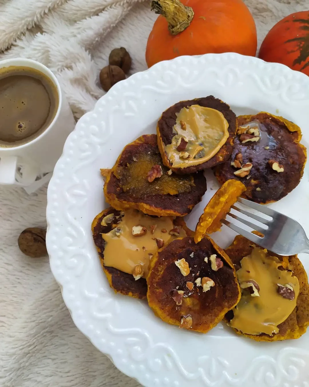 Puszyste pancakes dyniowe z cynamonem i bananem