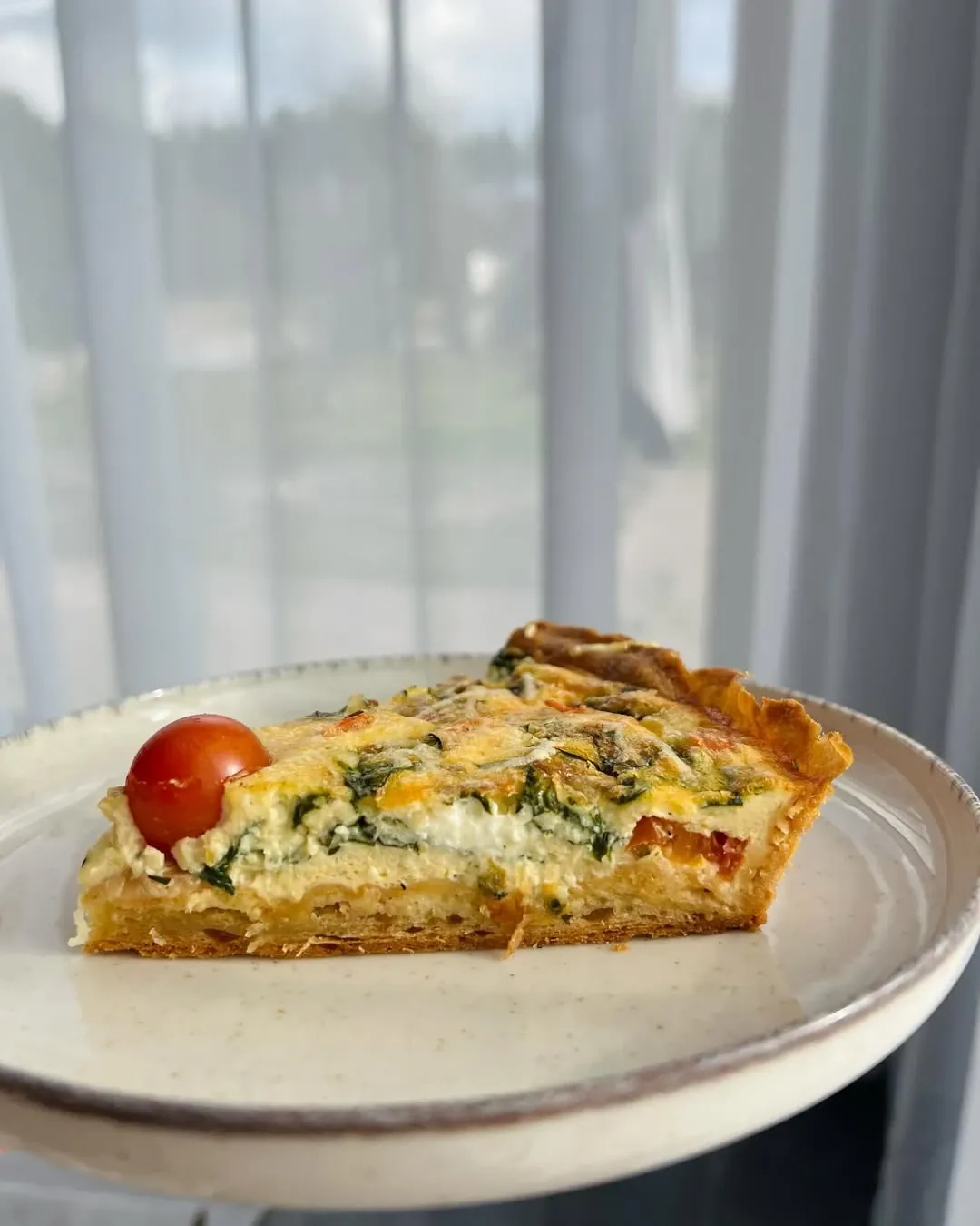 Kišas su špinatais, feta ir pomidorais