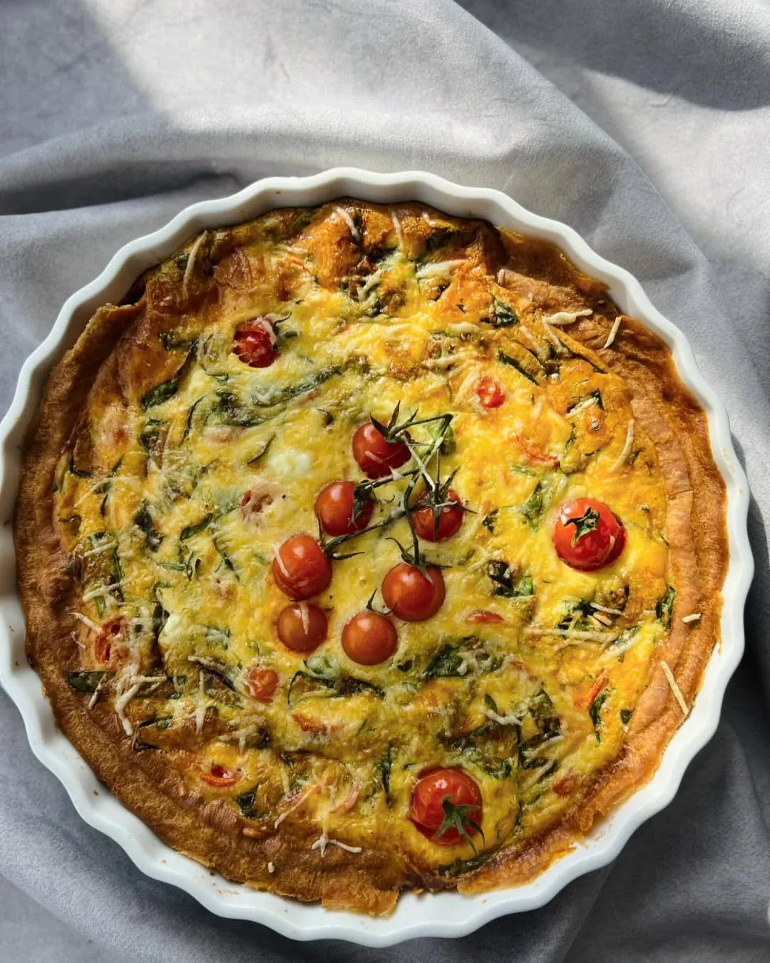 Kišas su špinatais, feta ir pomidorais