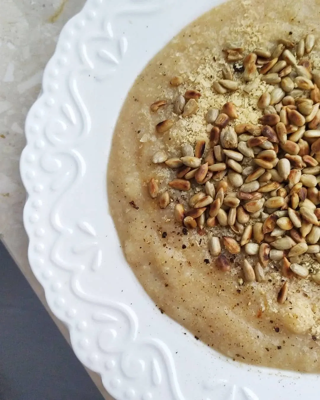 Kremowa zupa kalafiorowa z nutą czosnku i płatków drożdżowych