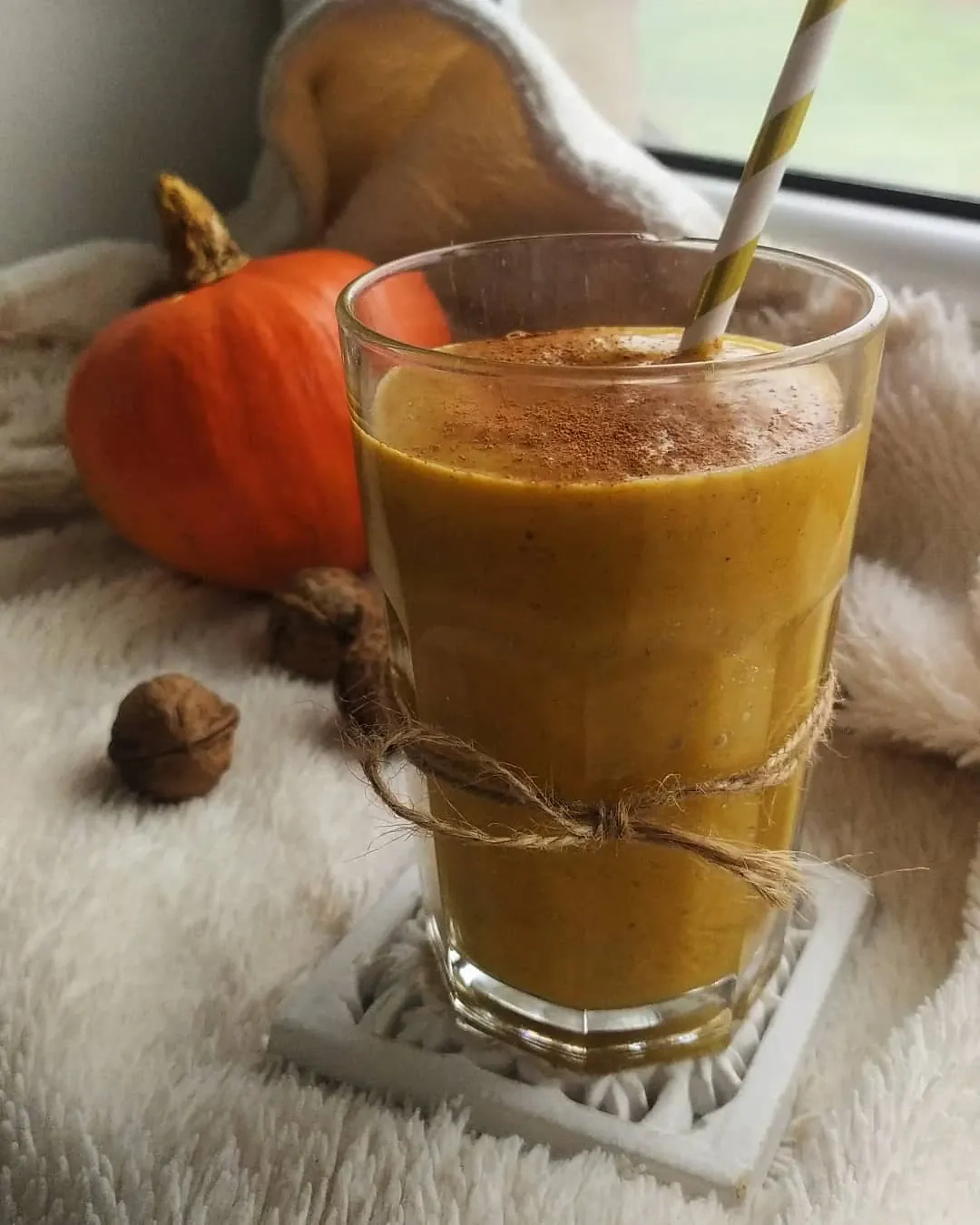 Jesienne smoothie dyniowo-bananowe z masłem orzechowym i cynamonem