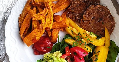 Pieczone bataty z awokado, szpinakiem i burgerami z fasoli