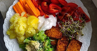 Kolorowa tęcza zdrowia – wegańskie danie z tofu, warzywami i sosem czosnkowym