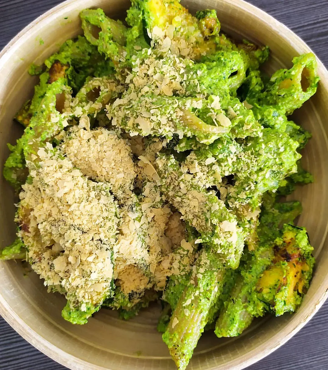 Makaron pełnoziarnisty z wegańskim pesto szpinakowym i grillowanymi warzywami