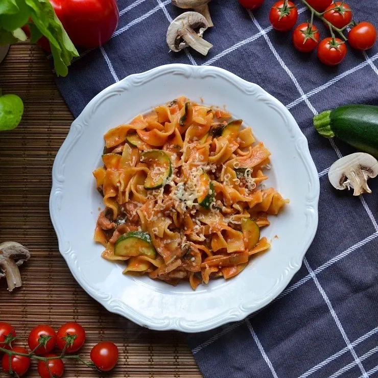 Tagliatelle makaronai su šonine, daržovėmis ir grietinėlės padažu