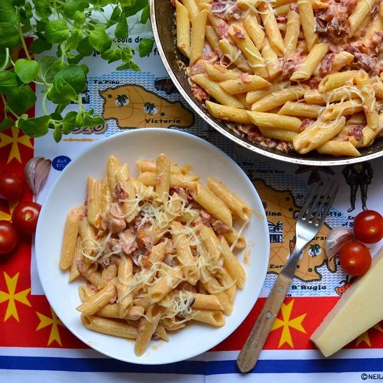 Makaronai su ispaniška chorizo dešra ir sūriu