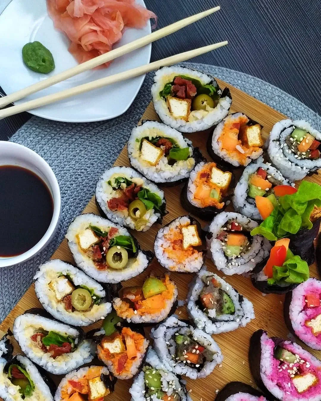 Wegańskie sushi z hummusem i tofu