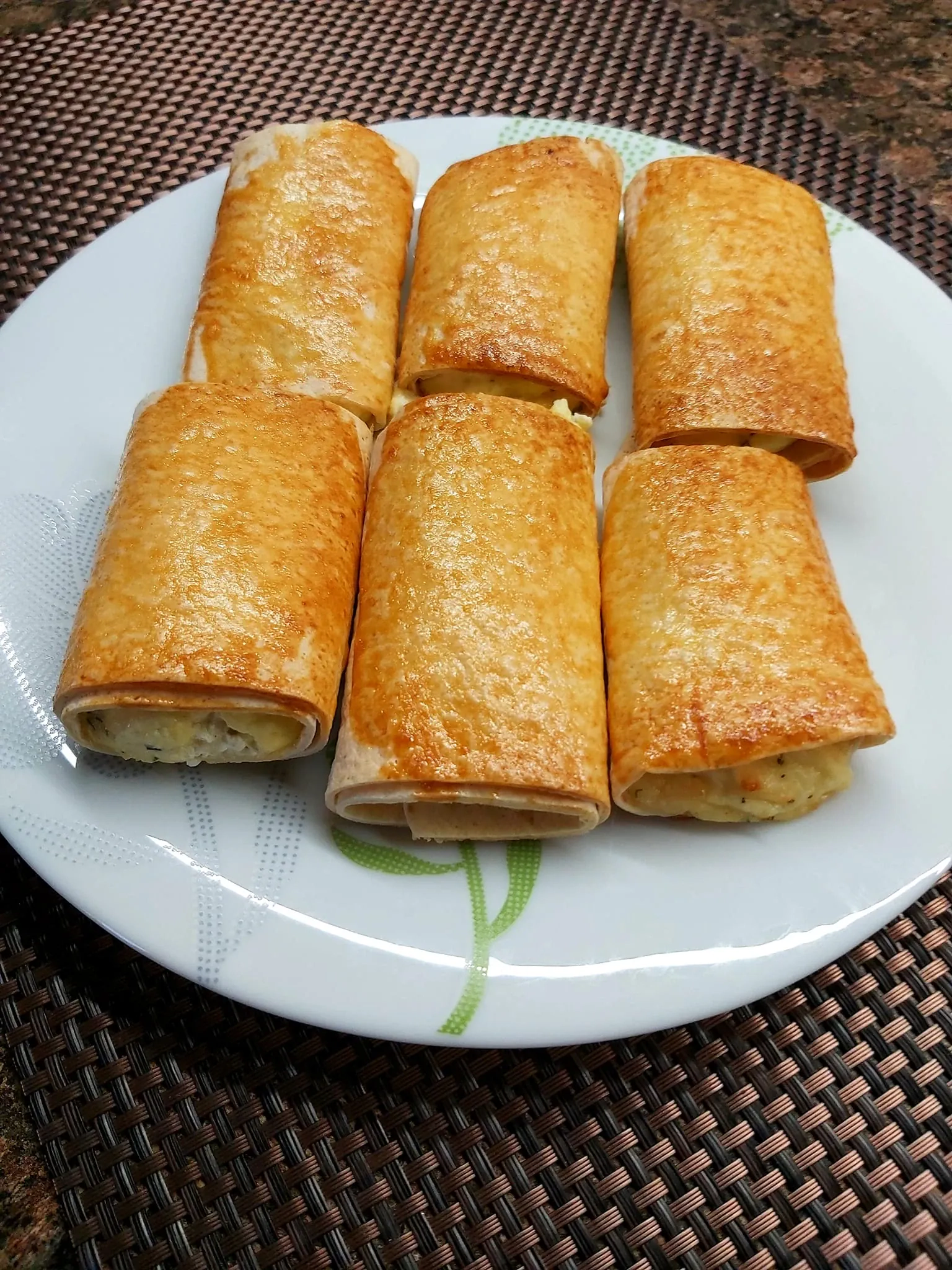 Traškūs lavašo suktinukai su varške ir sūriu pusryčiams