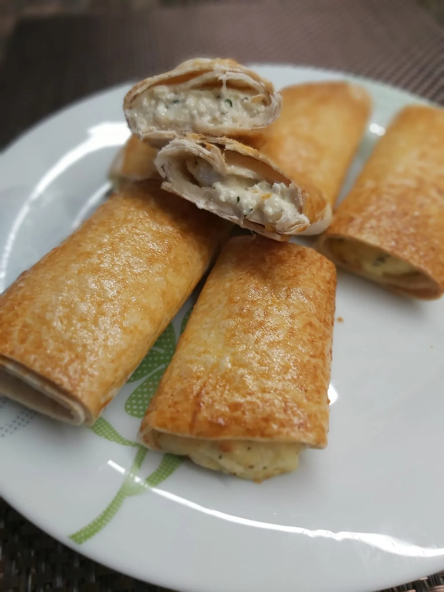 Traškūs lavašo suktinukai su varške ir sūriu pusryčiams