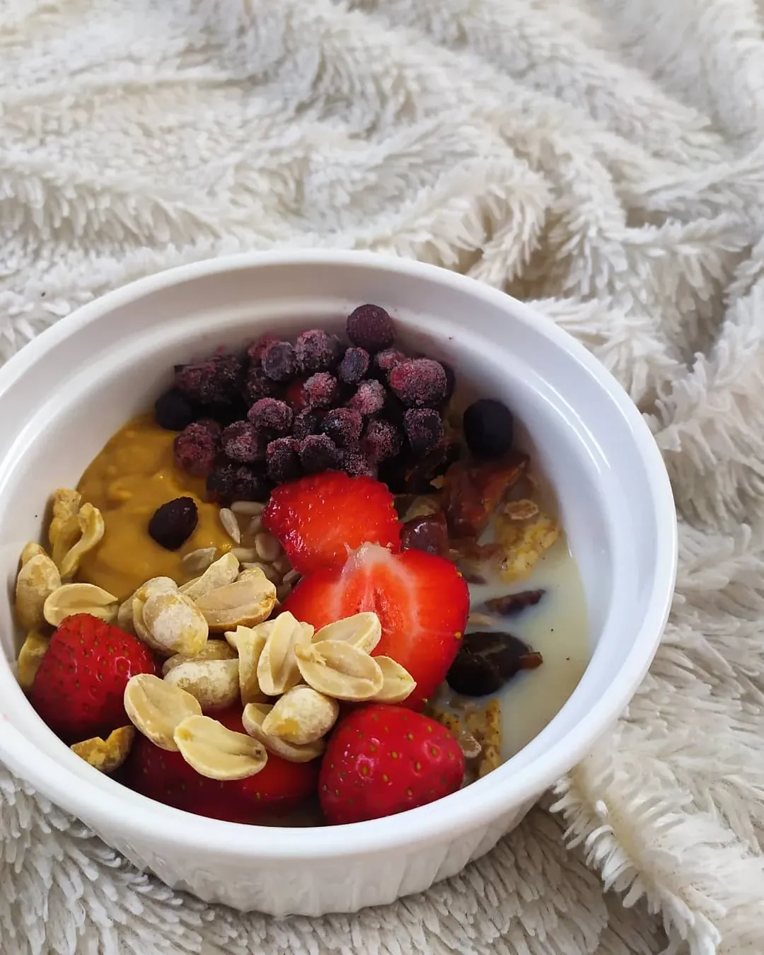 Wegańska miska śniadaniowa z owocami i orzechami