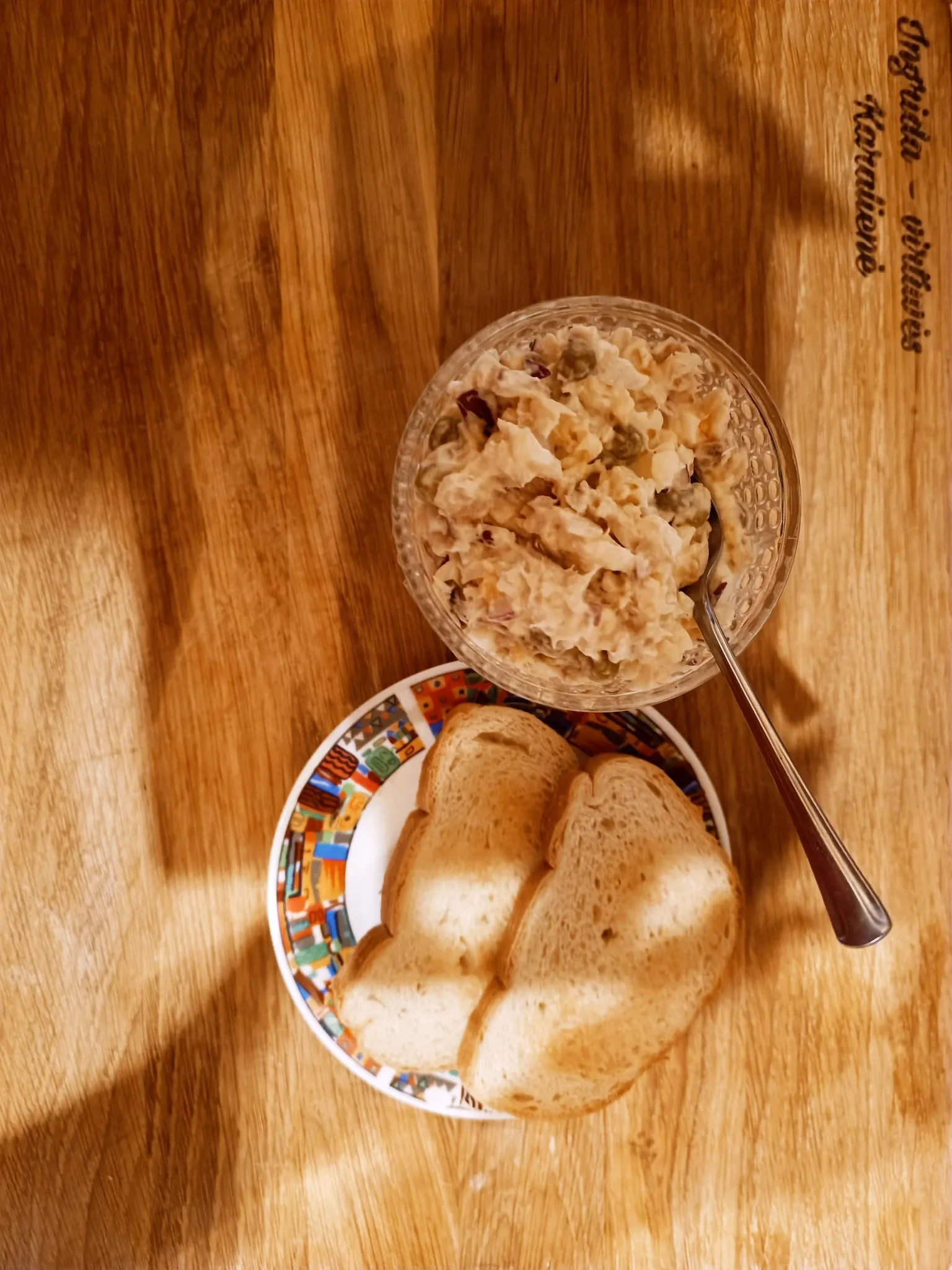Gardžios karštai rūkytos jūros lydekos ir kiaušinių salotos su žirneliais