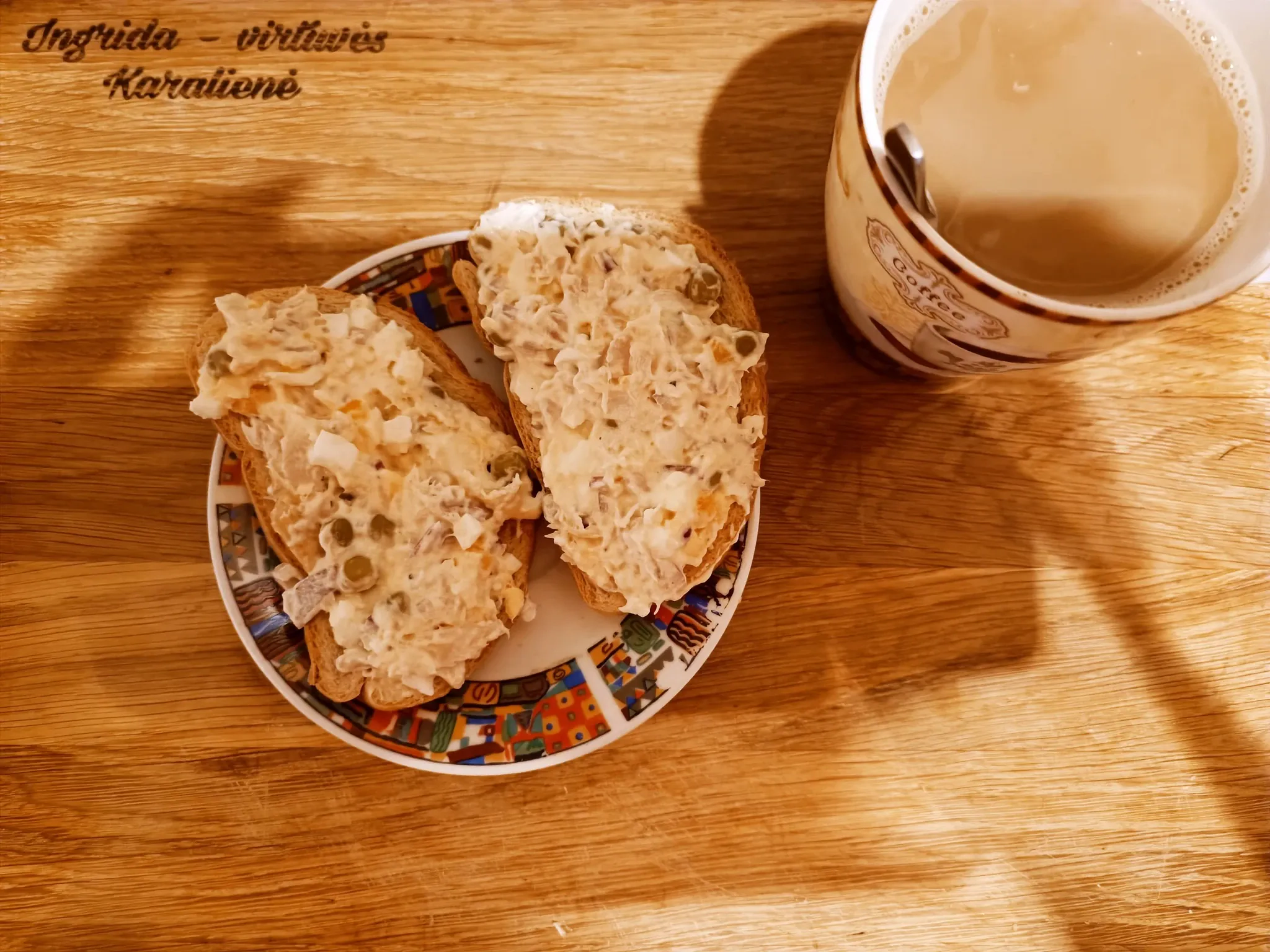 Gardžios karštai rūkytos jūros lydekos ir kiaušinių salotos su žirneliais