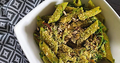 Pesto z rukoli: Przepis na domowy sos do makaronu i kanapek