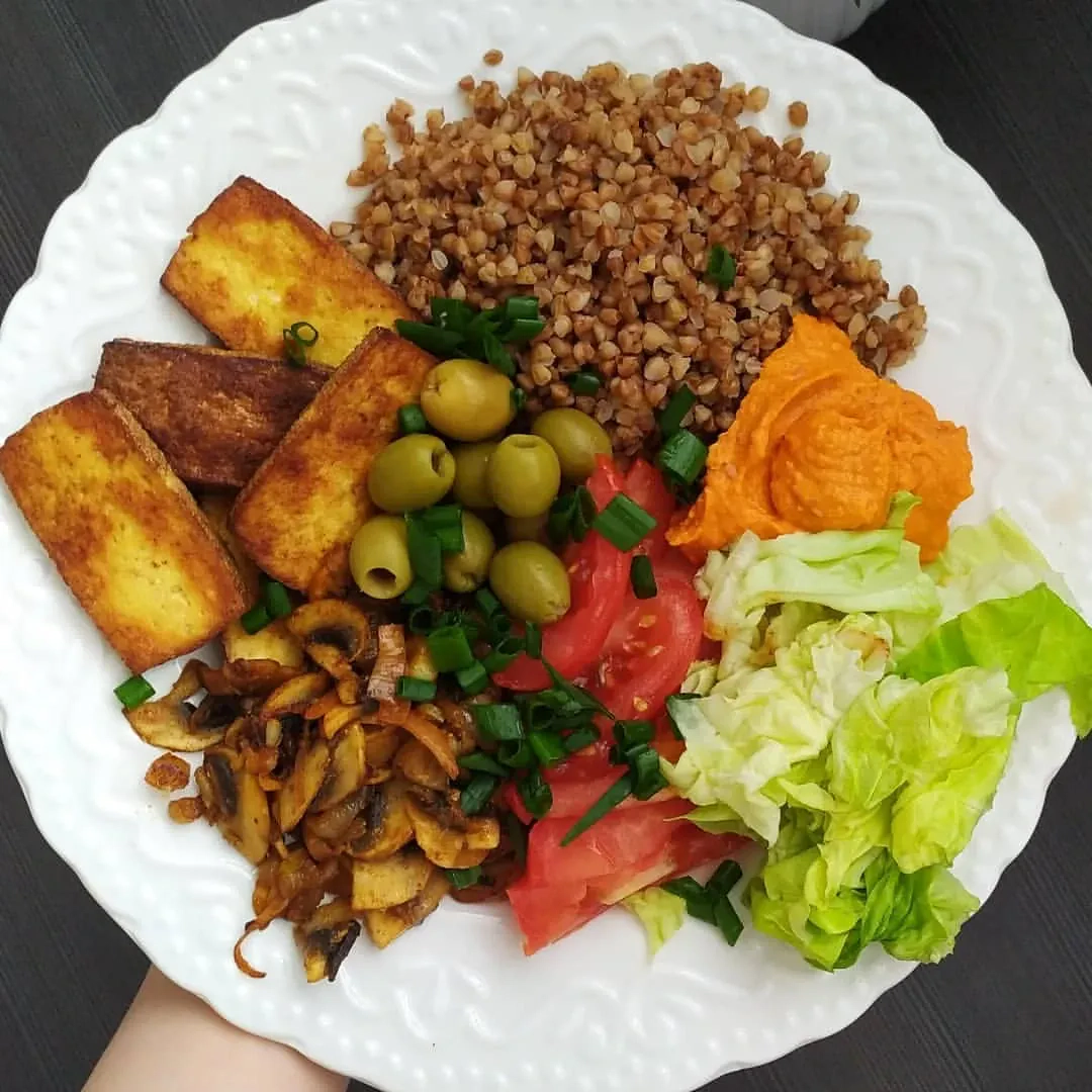 Miska obfitości z kaszą gryczaną i wędzonym tofu