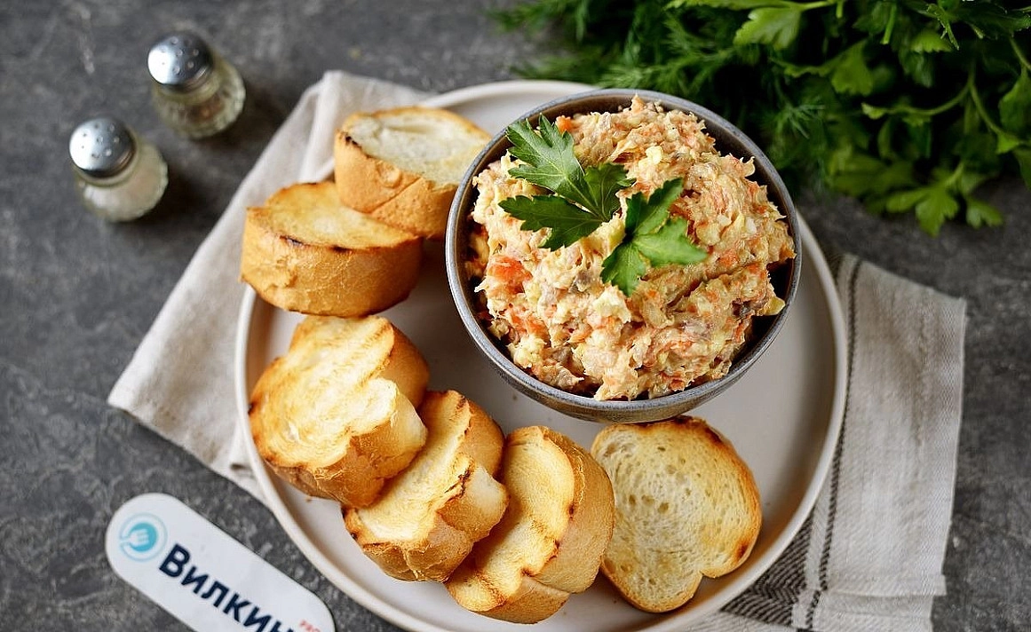 Pasta ze śledzia i topionego sera z marchewką