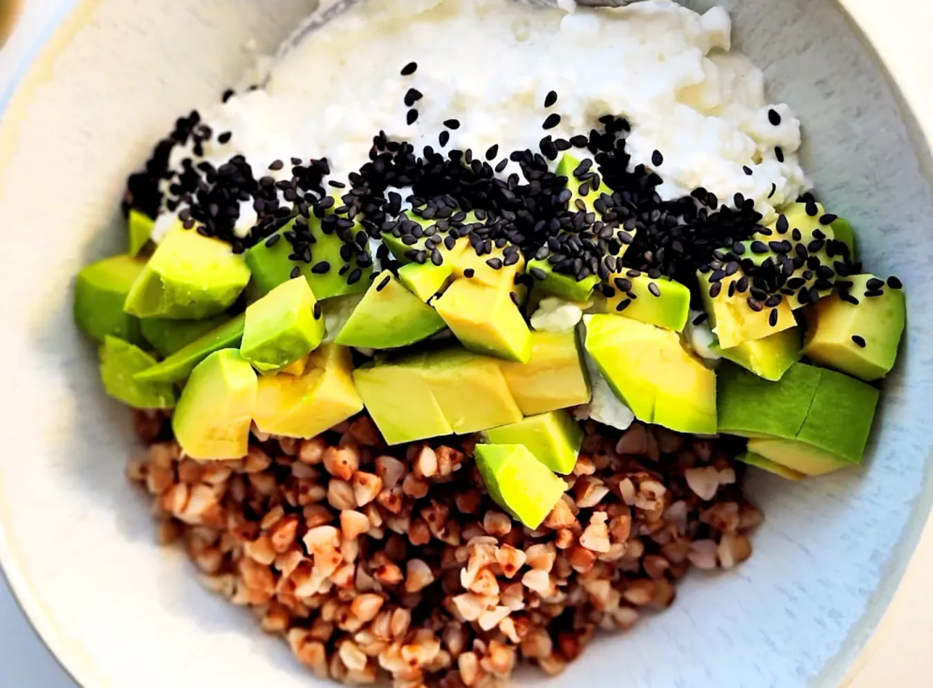 Grikių dubenėlis su grūdėta varške pusryčiams
