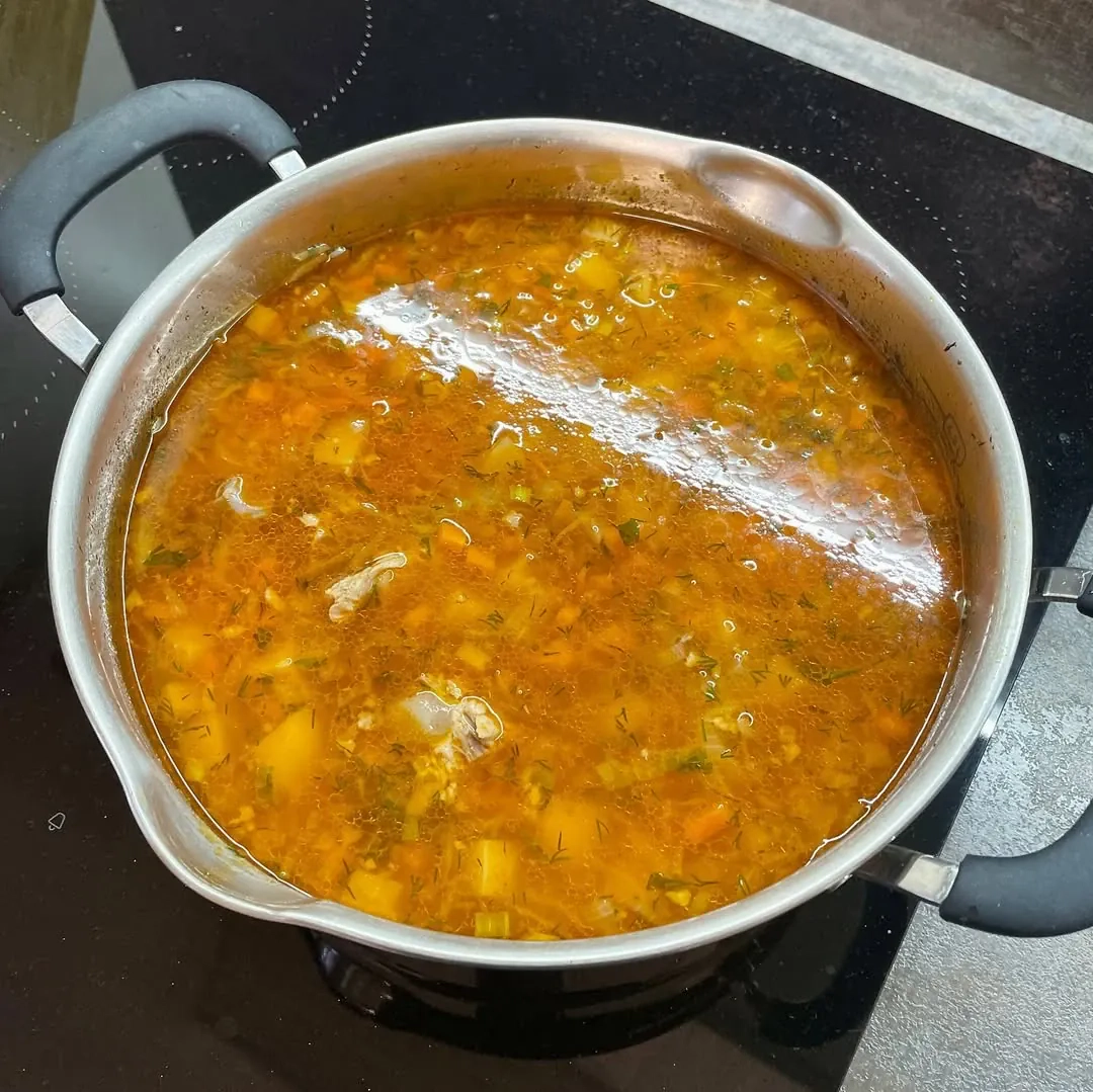 Soti raugintų kopūstų sriuba su kiaulienos šonkauliukais ir jautiena