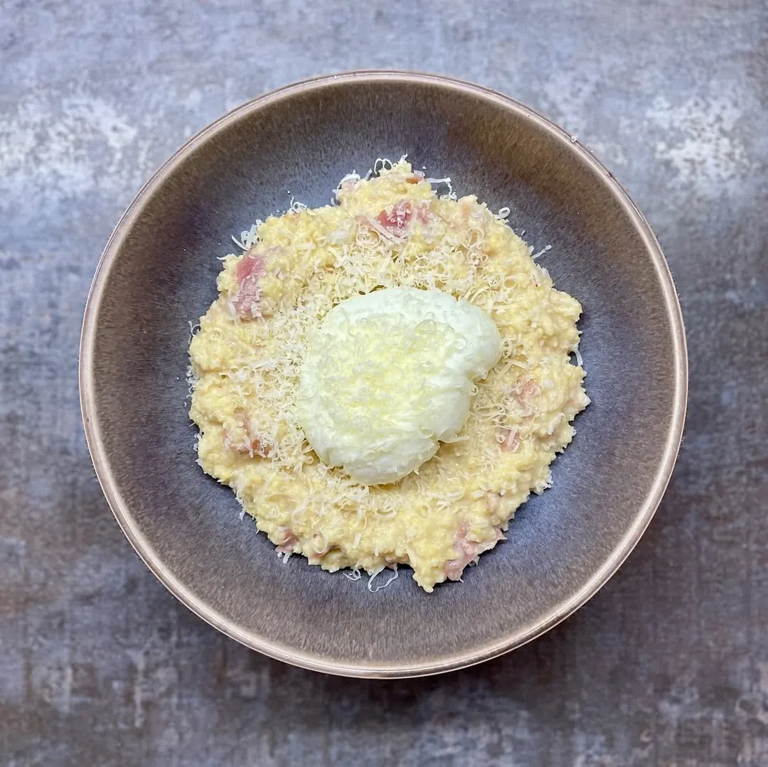 Sorų kruopų košė su šonine, parmezanu ir kiaušiniu