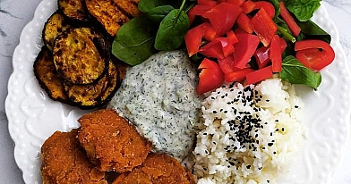 Wegańska uczta z kotletami sojowymi, grillowanymi warzywami i sosem tzatziki