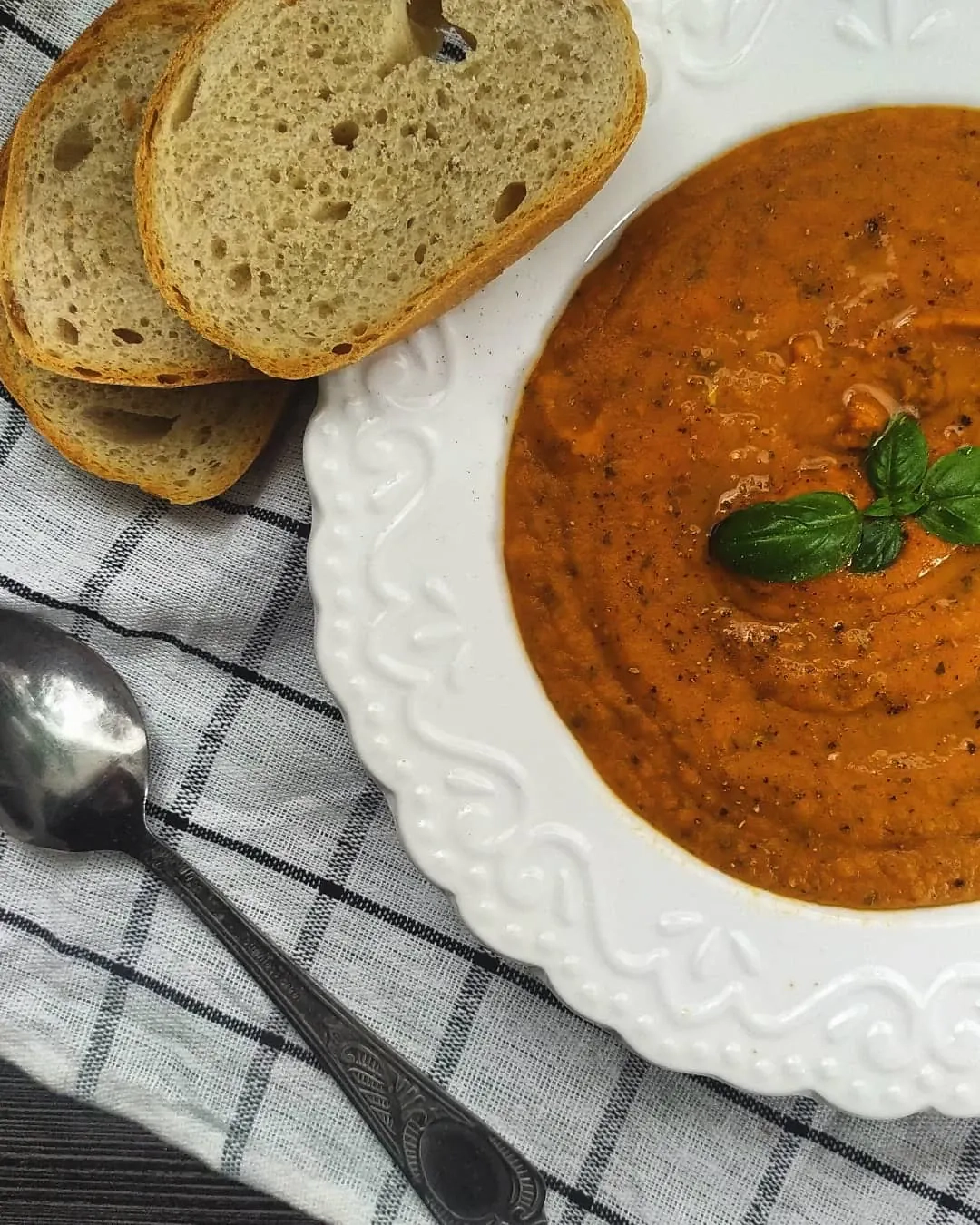 Kremowa zupa pomidorowa z czerwoną soczewicą i aromatycznymi przyprawami