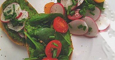 Pesto z liści rzodkiewki: Przepis na zdrowe i smaczne wykorzystanie naci warzyw