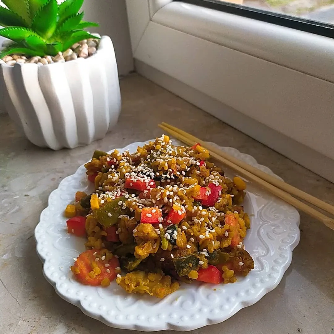 Kolorowy ryż z warzywami i tofu