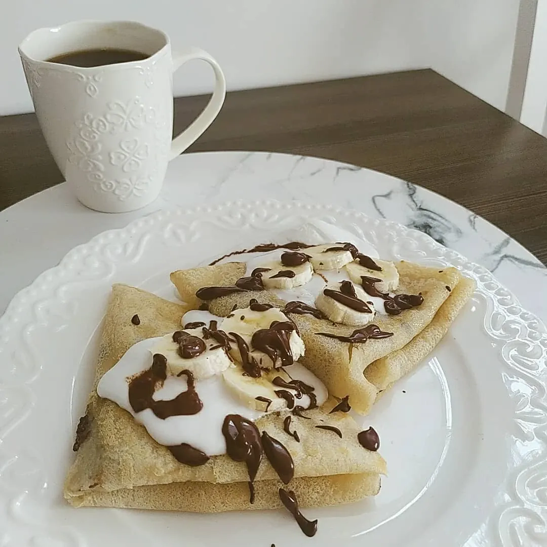 Naleśniki z bananami, czekoladą i kokosową bitą śmietaną