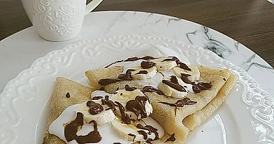 Naleśniki z bananami, czekoladą i kokosową bitą śmietaną