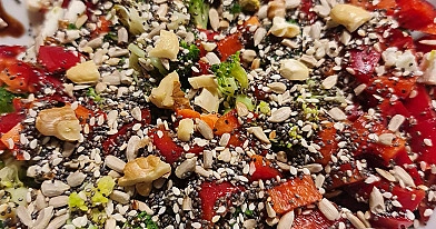 Brokolių salotos su feta sūriu ir riešutais